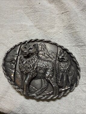 Vintage 1994 Wolf Motif Silver-Tone Oval Belt Buckle